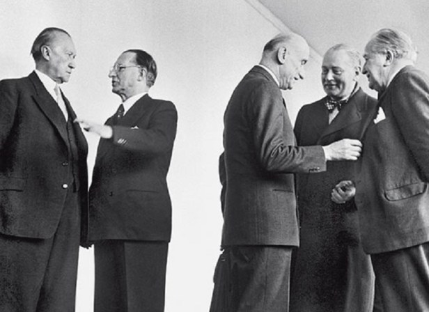 Alcide De Gasperi con Konrad Adenauer, Robert Schuman e i ministri degli Esteri di Olanda e Lussemburgo.jpg