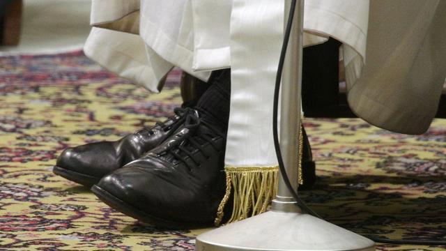 Shoeshiner-turned-journalist polishes Francis’ shoes on board papal flight to Cuba.