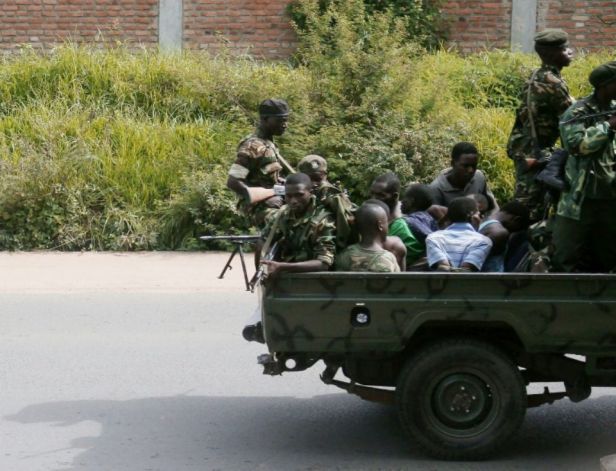 -un-vehicule-militaire-avec-des-hommes-menottes-circule-dans-bujumbura-le-11-decembre-2015