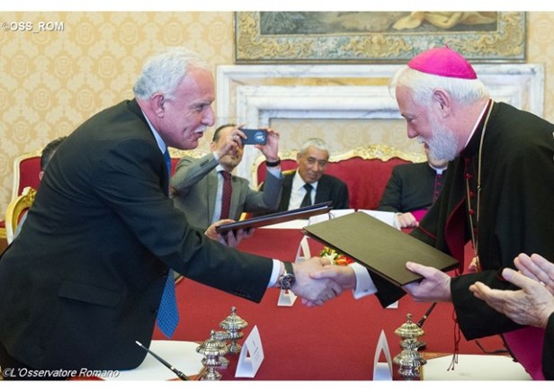 Poignée de mains dans la Salle des Traités au Vatican entre le ministre palestinien des Affaires étrangères et son homologue au Vatican, Mgr Gallagher - OSS_ROM