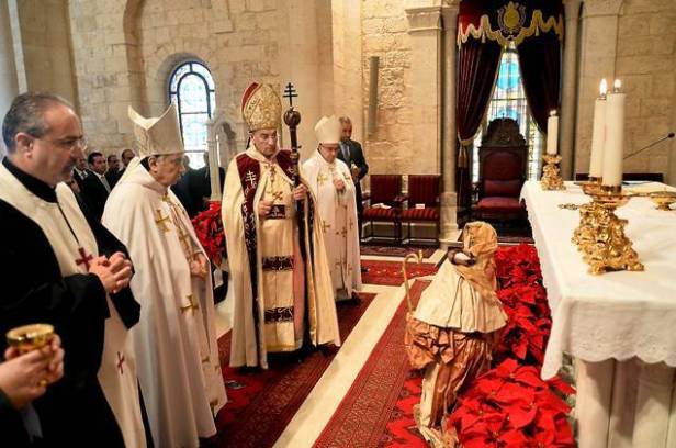 Le patriarche maronite célébrant la messe, hier, à Bkerké