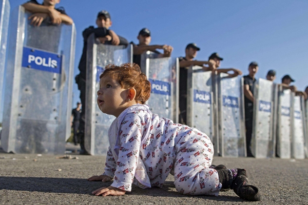 Baby profuga al confine greco turco 2