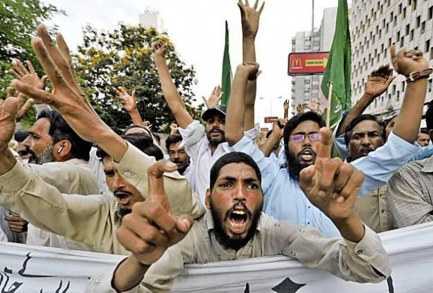 PAKISTAN_-_folla_musulmani_inferociti