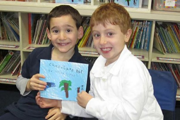 Garoto de 6 anos escreve livro e arrecada dinheiro para ajudar amigo doente.