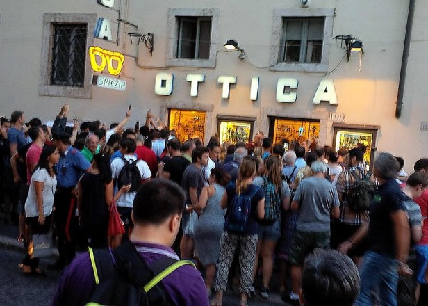 Il Papa a sorpresa nel negozio di ottica