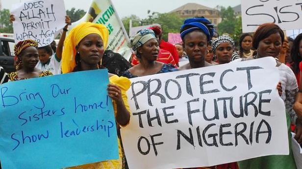 Miles de personas escapan de Nigeria perseguidos por Boko Haram.