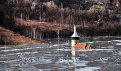 1. L'église inondée de Geamăna en Roumanie