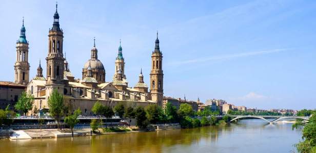 Zaragoza_-_Basílica_del_Pilar_y_río_Ebro
