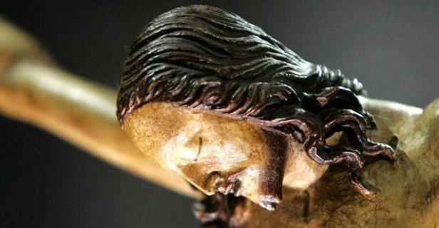 Quel selfie davanti al crocifisso.