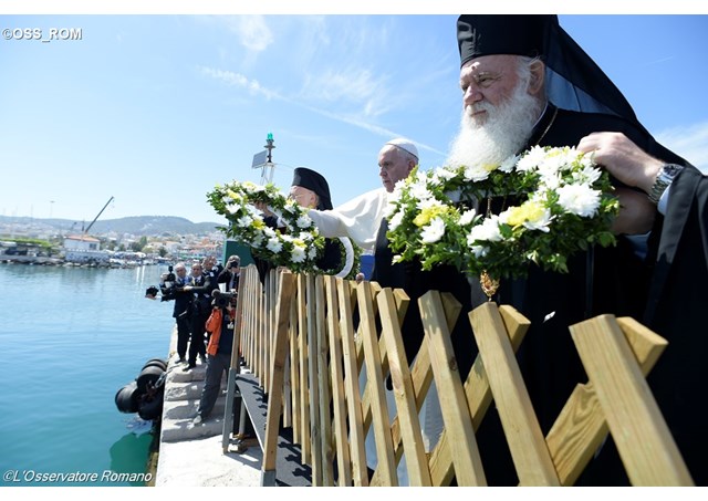 À Lesbos, le Pape appelle à ne jamais oublier les migrants disparus