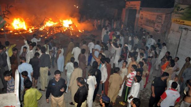 PAKISTAN, nonna e due nipotine bruciate vive nella loro casa per blasfemia, per colpa di un post