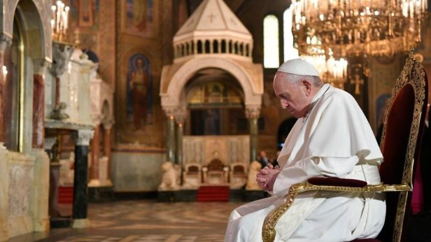 Il Papa in cattedrale prega i Santi Cirillo e Metodio