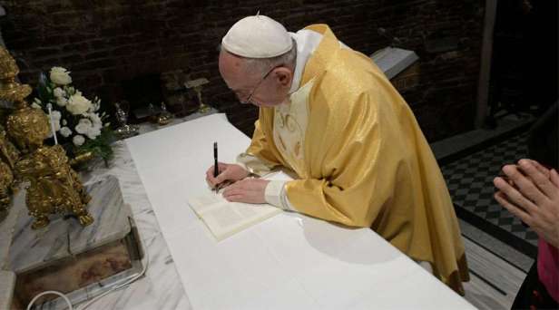PapaFranciscoFirmaExhrtacionApostolica_VaticanMedia_25032019