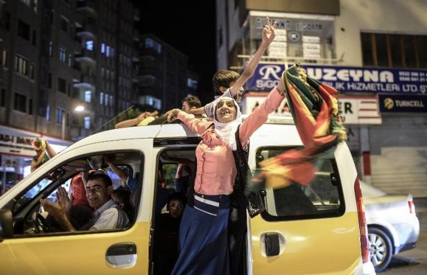 Vitória do HDP leva milhares de curdos eufóricos às ruas turcas.