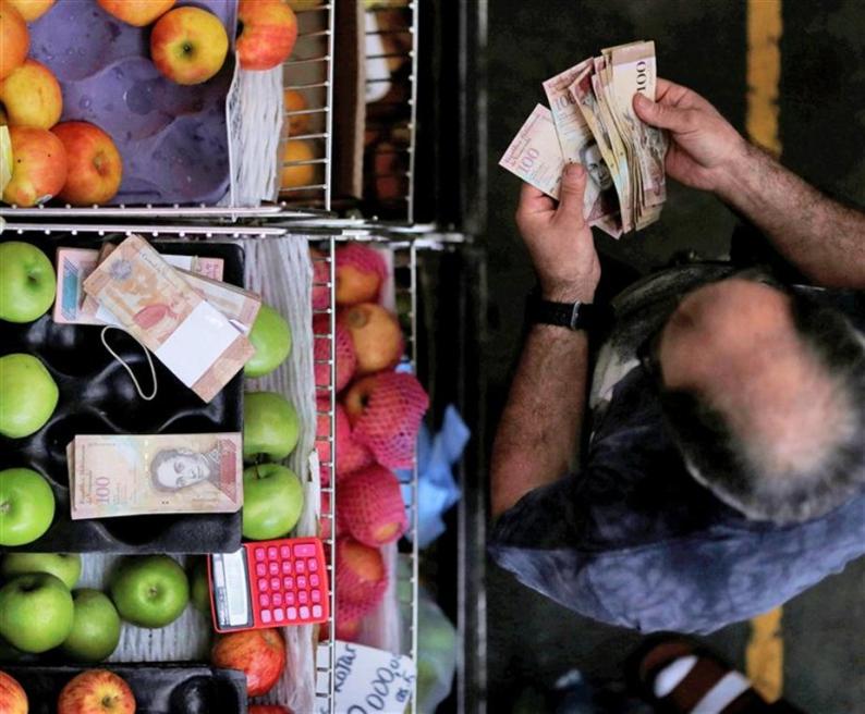 Decenas de billetes para hacer una compra básica en la Venezuela chavista. Foto Reuters  Ueslei Marcelino.jpg