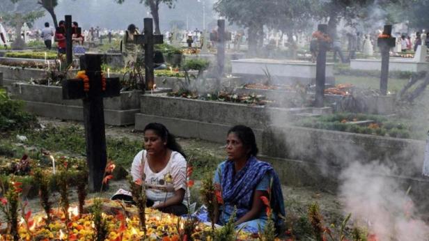 Christian women in India pray..jpg