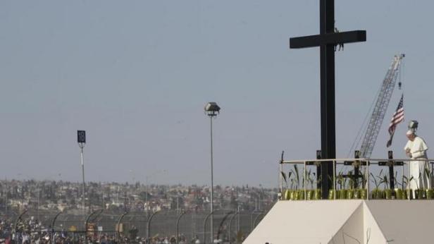 El Papa reza ante la cruz de los migrantes en Ciudad Juárez