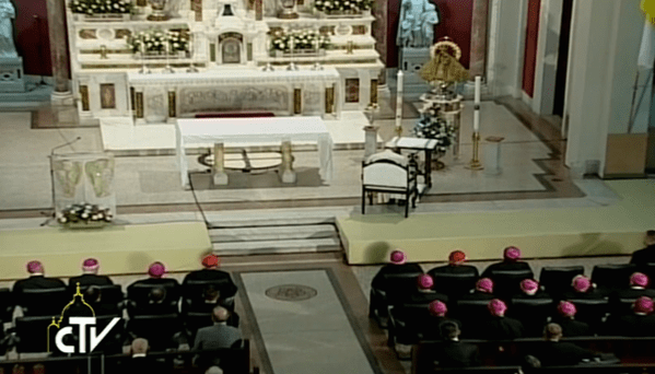reza ante Virgen de la Caridad del Cobre en Santiago de Cuba 1