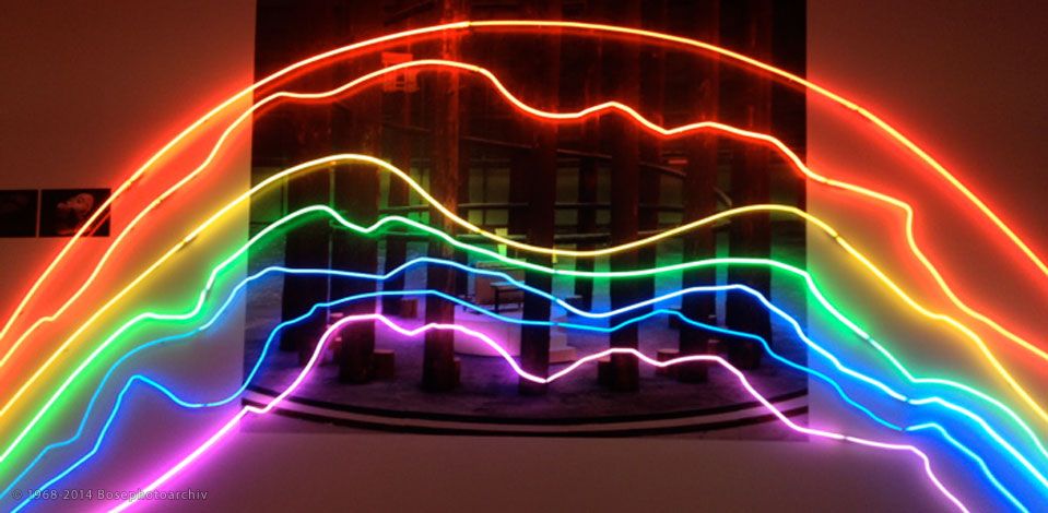 Sarkis, Arcobaleno, 2015 - Biennale di Venezia. L'opera di Sarkis, artista armeno, riproduce un arcobaleno dissestato da una catastrofe, così come i segni descritti nel Vangelo.