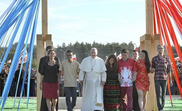 Papa Francesco con i giovani alla Gmg di Cracovia dell'estate 2017 (Ansa)