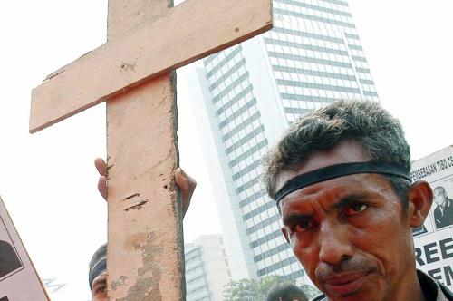 Indonesia, la folla incendia una chiesa