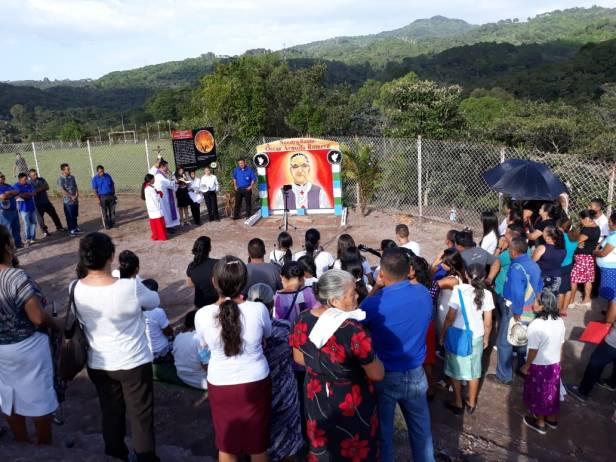 El Vía Crucis con citas del Monseñor Romero