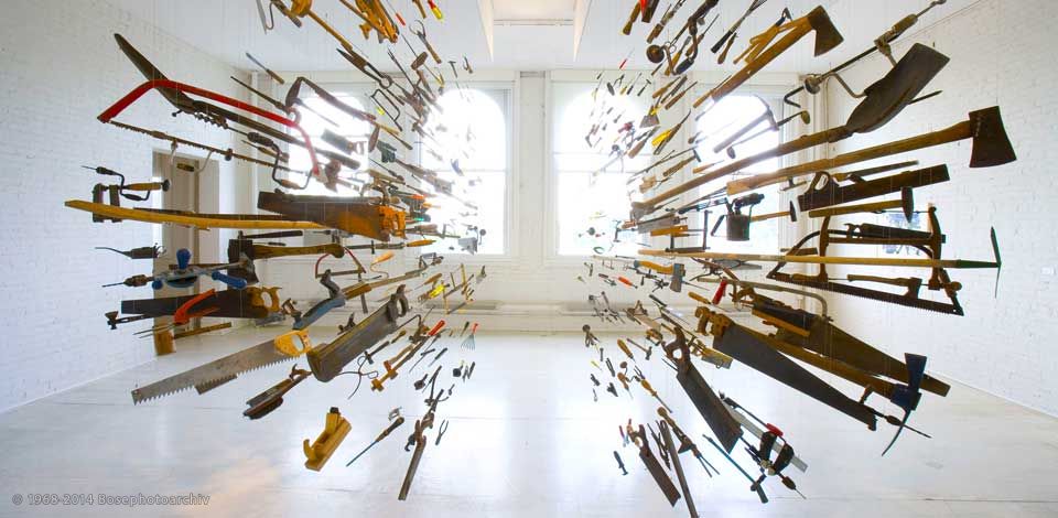 Daniel Ortega, Controller of the Universe (Reggente dell’Universo), 2007, Utensili da lavoro di seconda mano, cavi; dimensioni variabili, White Cube e P.S.1. Contemporary Art Center, 2008..jpg