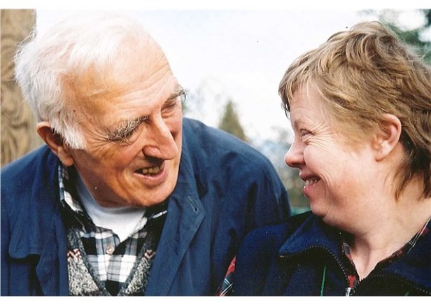 Jean Vanier avec une pensionnaire de l'Arche