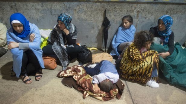 Le pape demande aux catholiques d'accueillir des familles de réfugiés