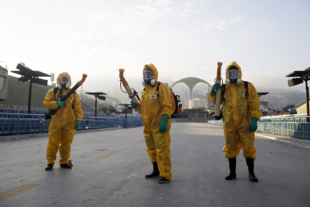 Operatori occupati nella disinfestazione dalle zanzare che trasmettono il virus zika a Rio de Janeiro, in Brasile, il 26 gennaio 2016.