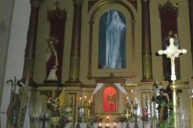 La statua della Madonna non c'è, ma la gente la vede!