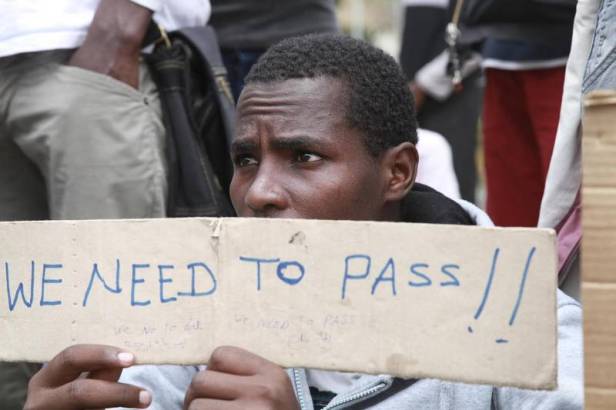 Foto Palli/Arata/LaPresse14-06-2015 Ventimiglia - ItaliaCronacaVentimiglia, blocco migranti al confine tra Italia e FranciaUOMINI, DONNE, BAMBINI, FAMIGLIE INTERE CHE SCAPPANO DAL SUDAN, DALL'ERITREA DAL DARFUR PROTESTANO PERCHE' SONO BLOCCATI ALLA FRONTIERA FRA ITALIA E FRANCIA, PRESSO IL CONFINE SAN LODOVICO.Nella foto: migrantiPhoto Palli/Arata/LaPresse14-06-2015 Ventimiglia - ItalyNewsMEN , WOMEN , CHILDREN , FAMILIES from SUDAN , ERITRA and DARFUR PROTEST because they ARE BLOCKED AT THE FRONTIER BETWEEN ITALY AND FRANCE.In the picture: migrants†