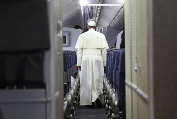 En el vuelo de regreso, Los muros nunca son la solución, los puentes sí