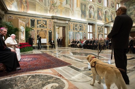 Le pape François reçoit le 13 décembre 2014, fête de sainte Lucie, le conseil national de l’Union italienne des aveugles et malvoyants.