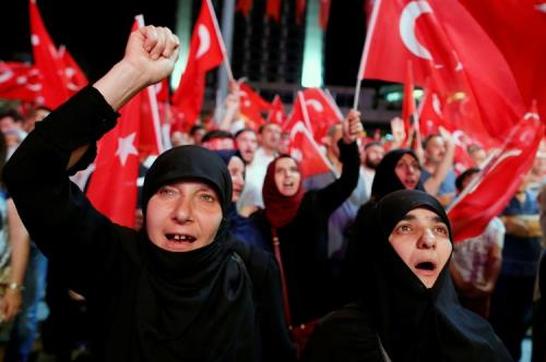 Migliaia di cittadini, dopo il fallito golpe di venerdì, hanno occupato piazza Taksima Istanbul inneggiando a Erdogan