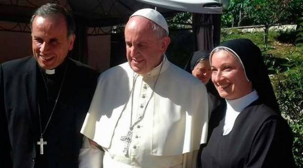 Mons. Domenico Pompeli con el Papa Francisco y Sor Angela