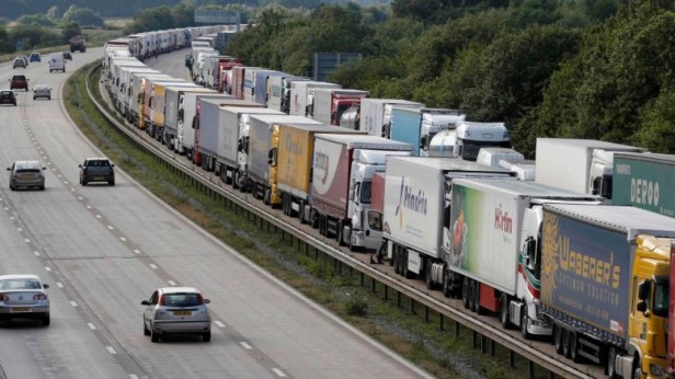 Calais. La polizia francese dice che solo nell'ultima settimana ci sono stati oltre 1700 tentativi