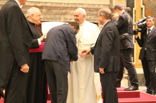 Il Papa saluta P. Tesfay nuovo SG