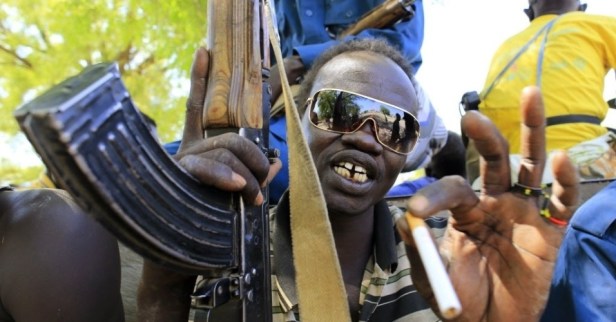 soldado-sul-sudanes-carrega-arma-em-bor-no-noroeste-do-sudao-do-sul-