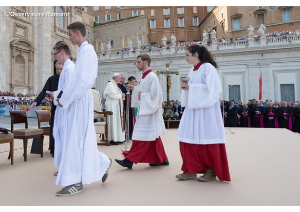 Monaguillos en la plaza de San Pedro - L'Osservatore Romano