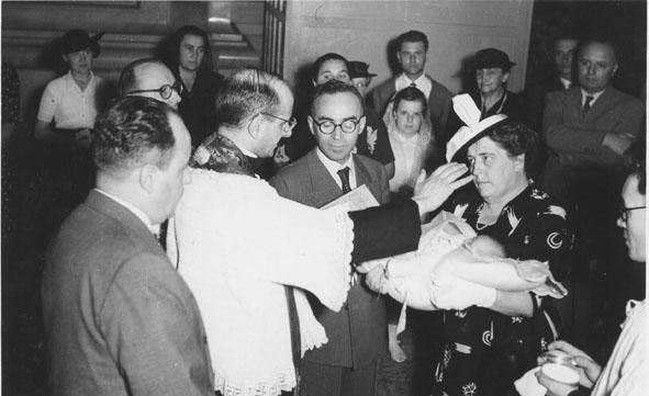 1952 La Pira padrino a un battesimo celebrato da Mons. Montini