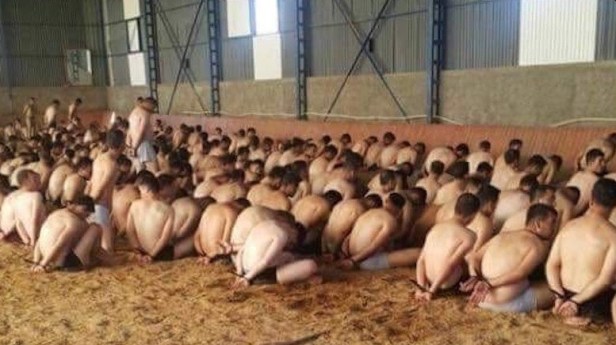 I militari arrestati sono stipati in una palestra. Sono seminudi e hanno le mani e i piedi legati.