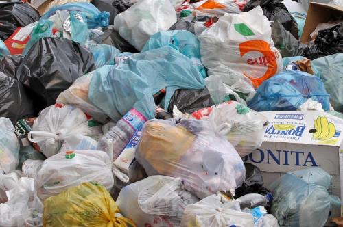 Francia, «vietato gettare l'invenduto»