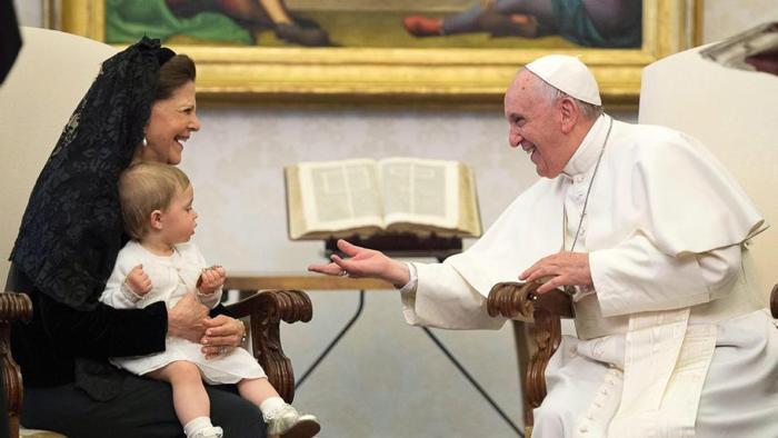 Francesco in un incontro con la regina di Svezia (e nipotina)