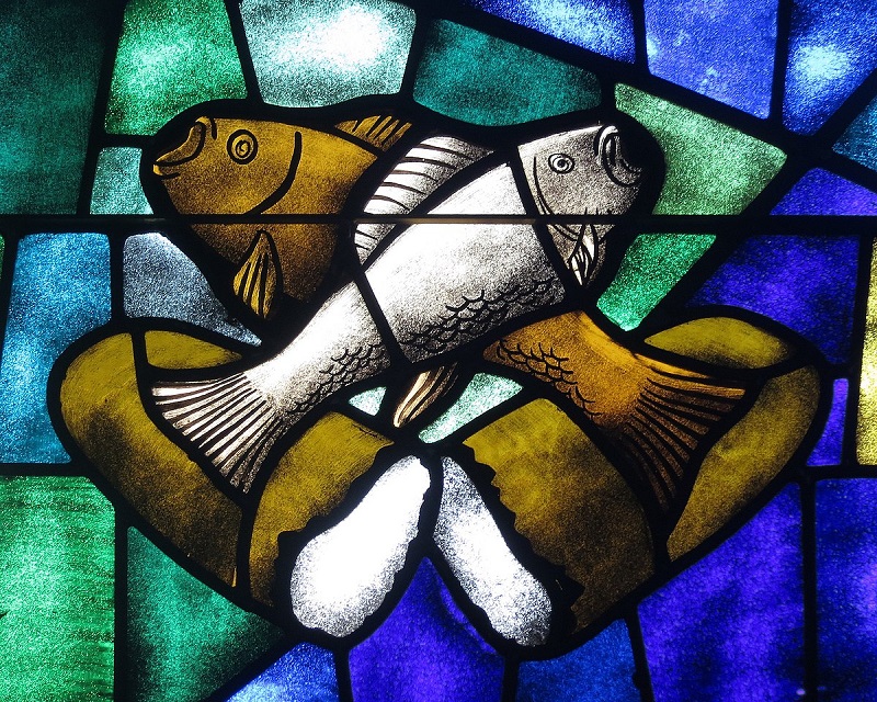 1200px-Saint_James_the_Greater_Catholic_Church_(Concord,_North_Carolina)_-_stained_glass,_loaves_&_fishes