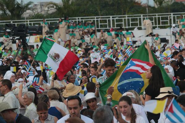 El Pontífice llegó a la Plaza de la Revolución media hora antes del inicio de la Misa para saludar y compartir algunos momentos con los asistentes..