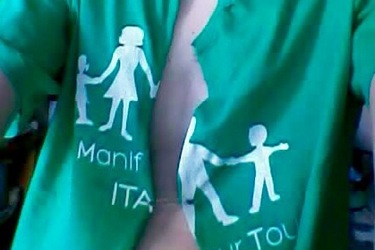 T-shirt per la famiglia, scatta la polemica