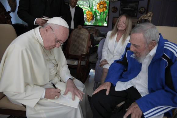El Papa Francisco se reunió hoy con Fidel Castro y le hizo un regalo especial1