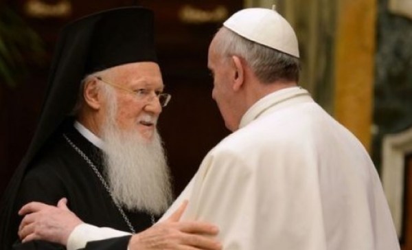 0 Papa Francesco - Abbraccio di Francesco e Bartolomeo al Santo Sepolcro1