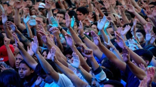 Evangelicos-brasilenos_2166693347_13991671_667x375